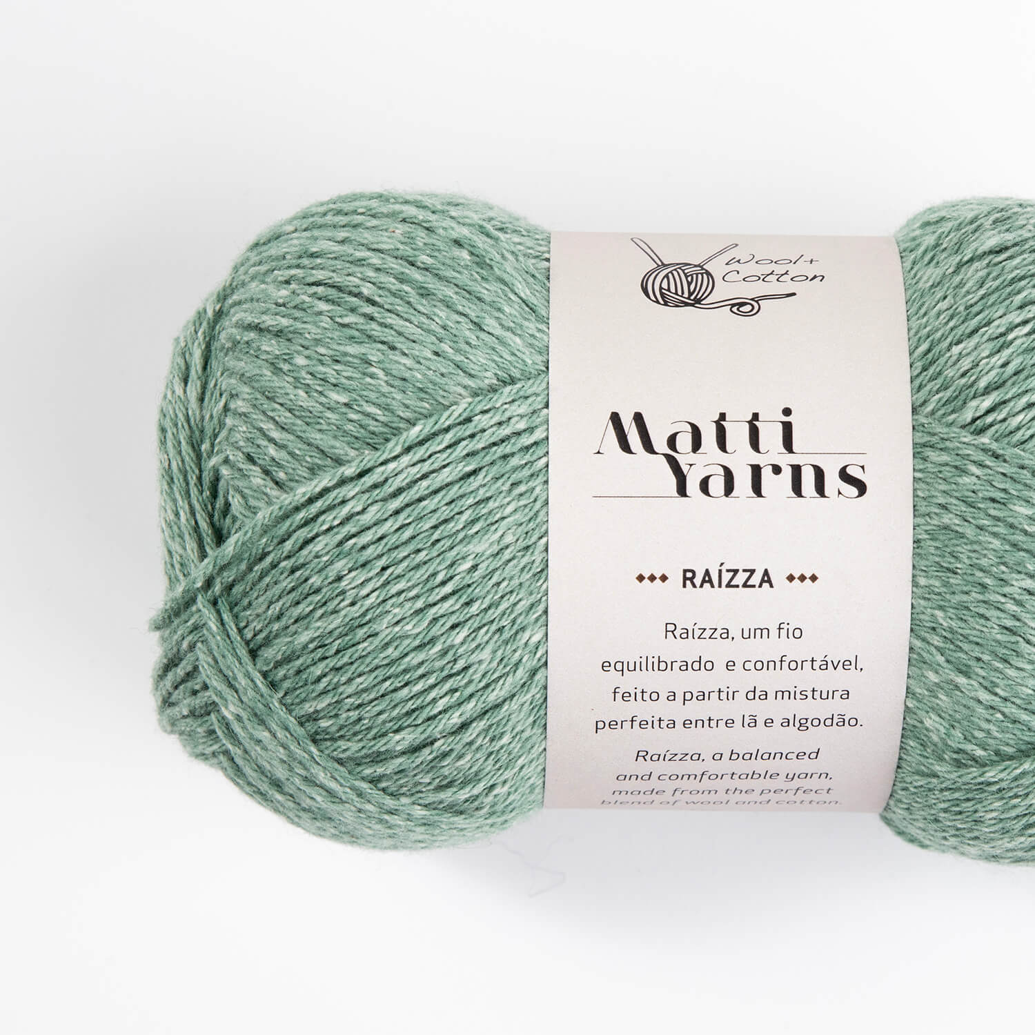 Novelo de fio verde água Matti Yarns com etiqueta branca