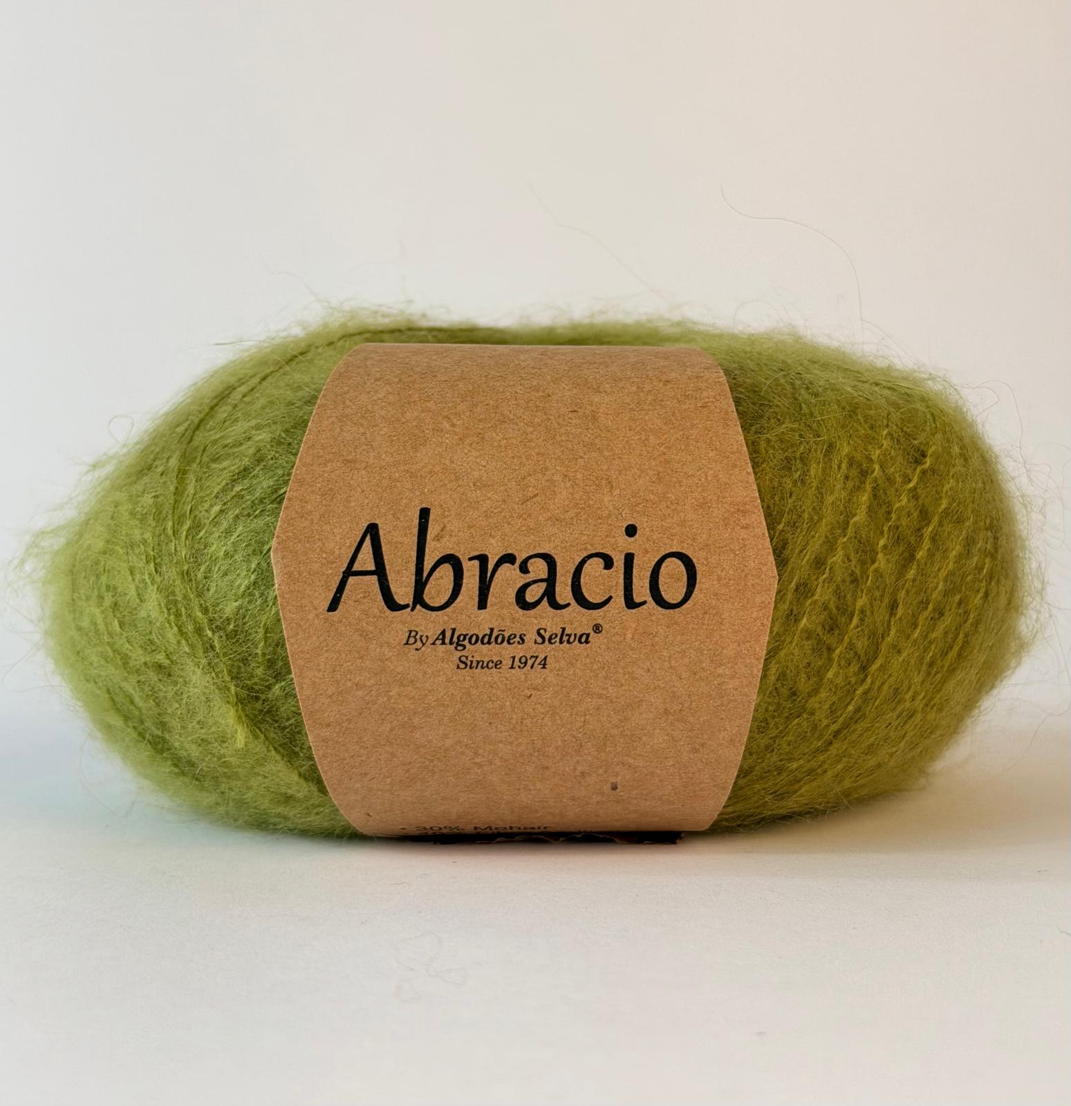 Novelo de fio verde musgo com etiqueta castanha Abracio