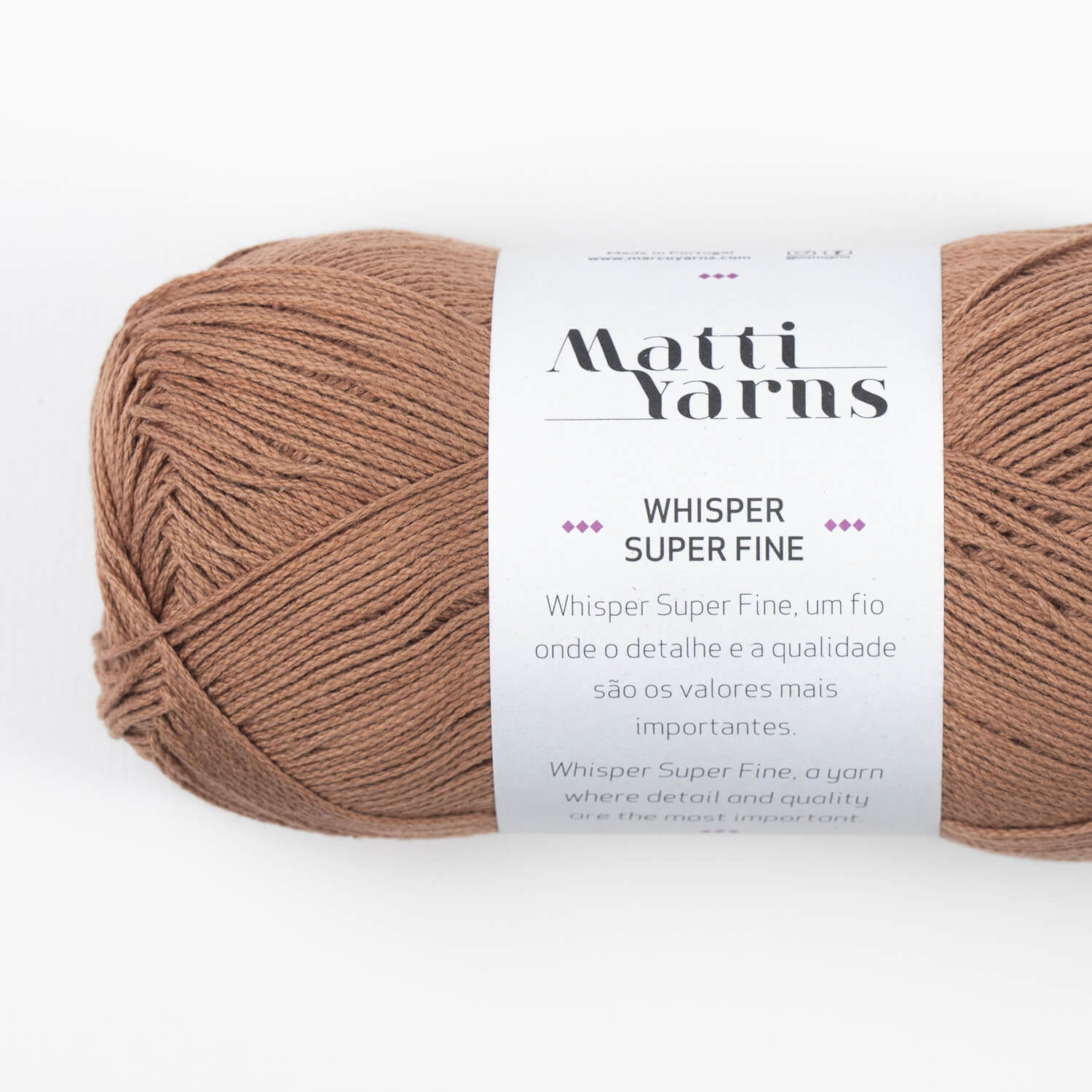 Novelo de lã castanho claro com rótulo branco