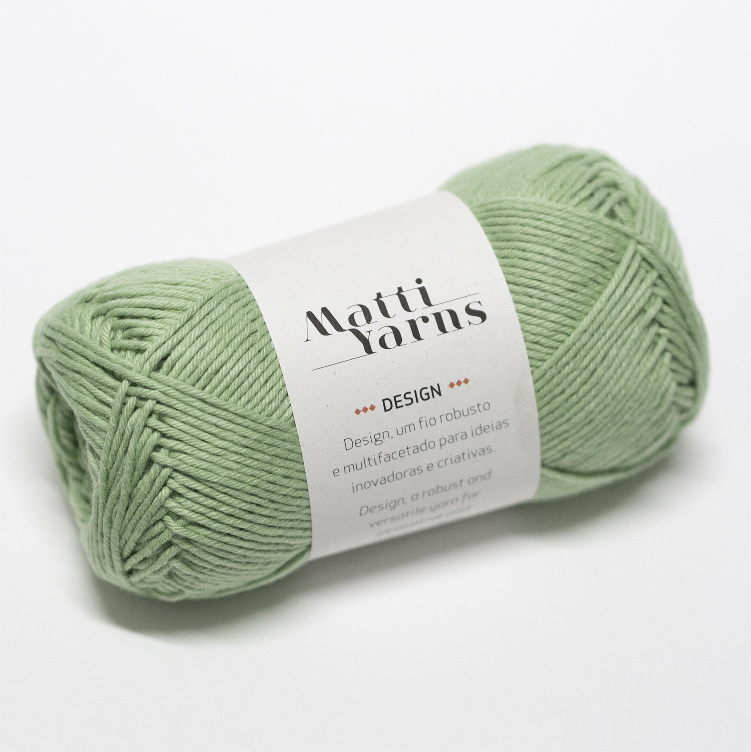 Novelo de lã verde claro com etiqueta branca marca Matti Yarns