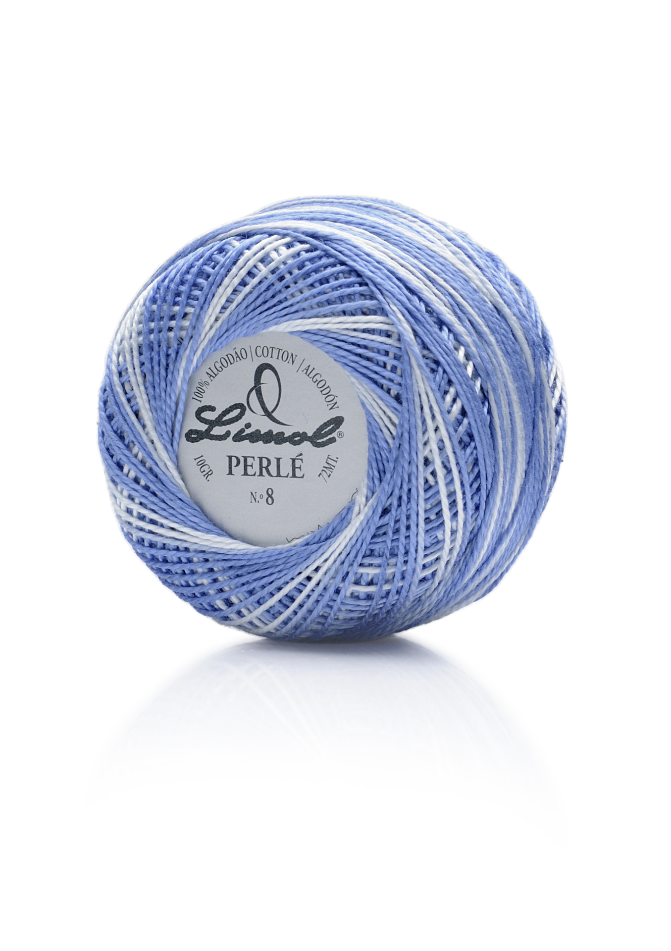 Novelo de linha perlé azul e branco da marca Linol sobre fundo branco