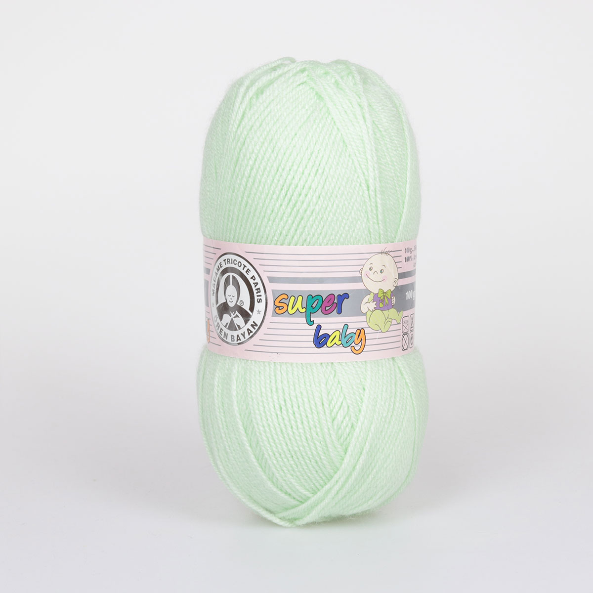 Novelo de lã verde claro com etiqueta de super baby e desenho de bebê.