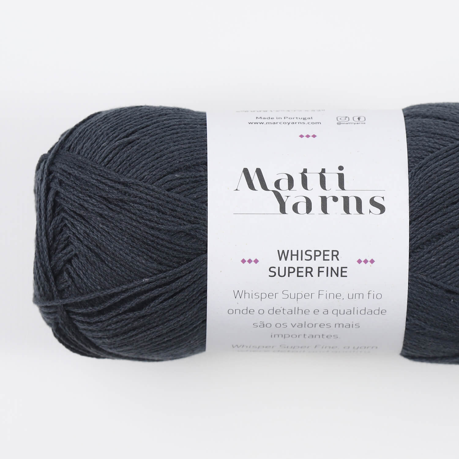 Novelo de lã cinza-escura Matti Yarns Whisper Super Fine com etiqueta branca