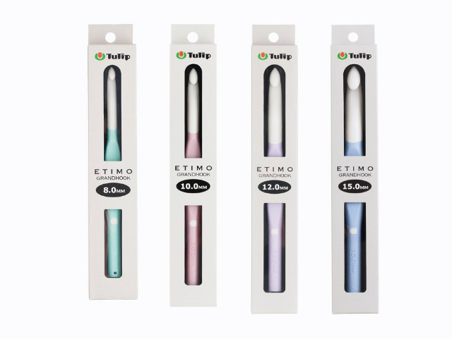 Quatro agulhas de croché Tulip ETIMO GRANDHOOK em caixas brancas com diferentes tamanhos