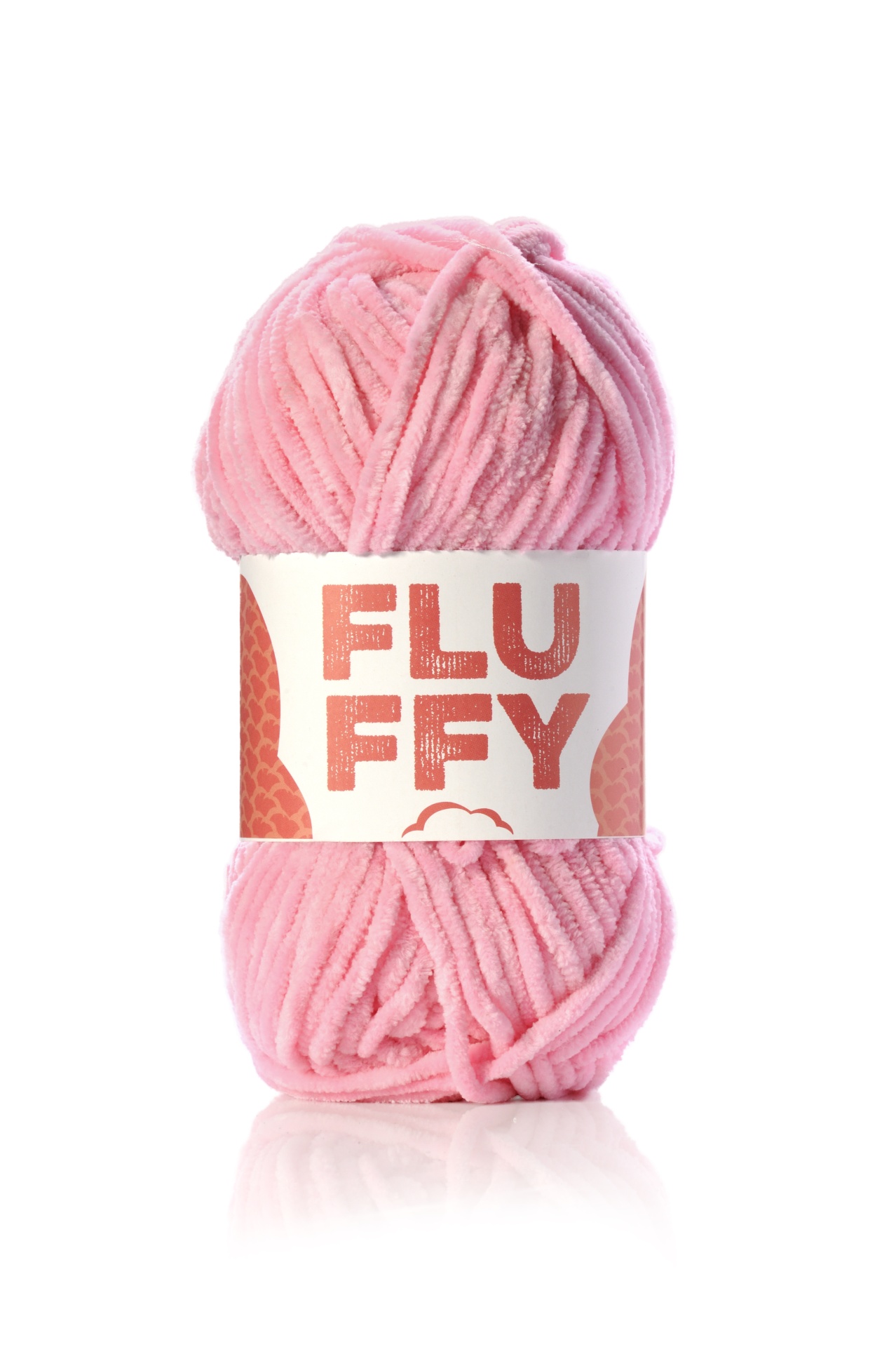 Novelo de fio cor-de-rosa claro com etiqueta FLUFFY sobre fundo branco