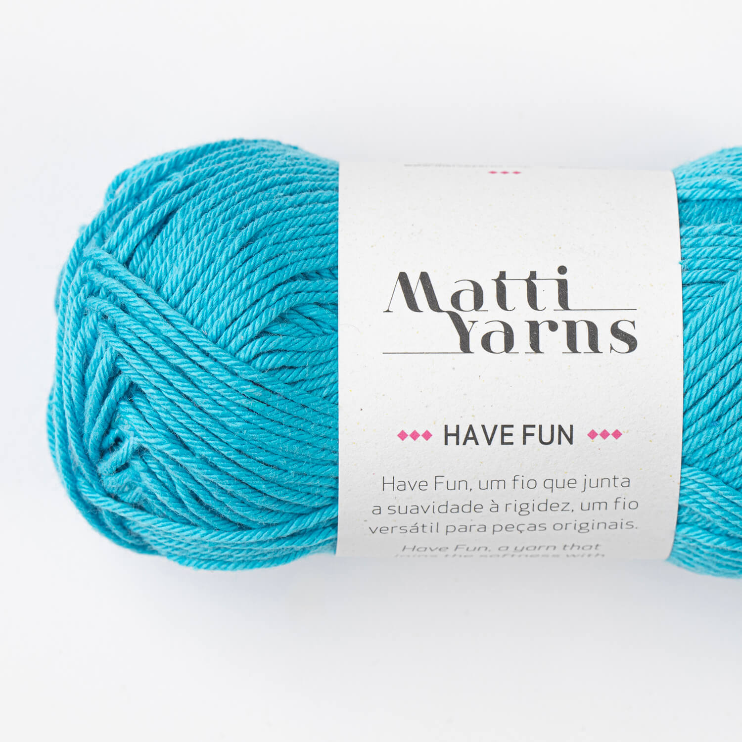 Novelo de fio de lã azul turquesa com etiqueta branca da marca Matti Yarns