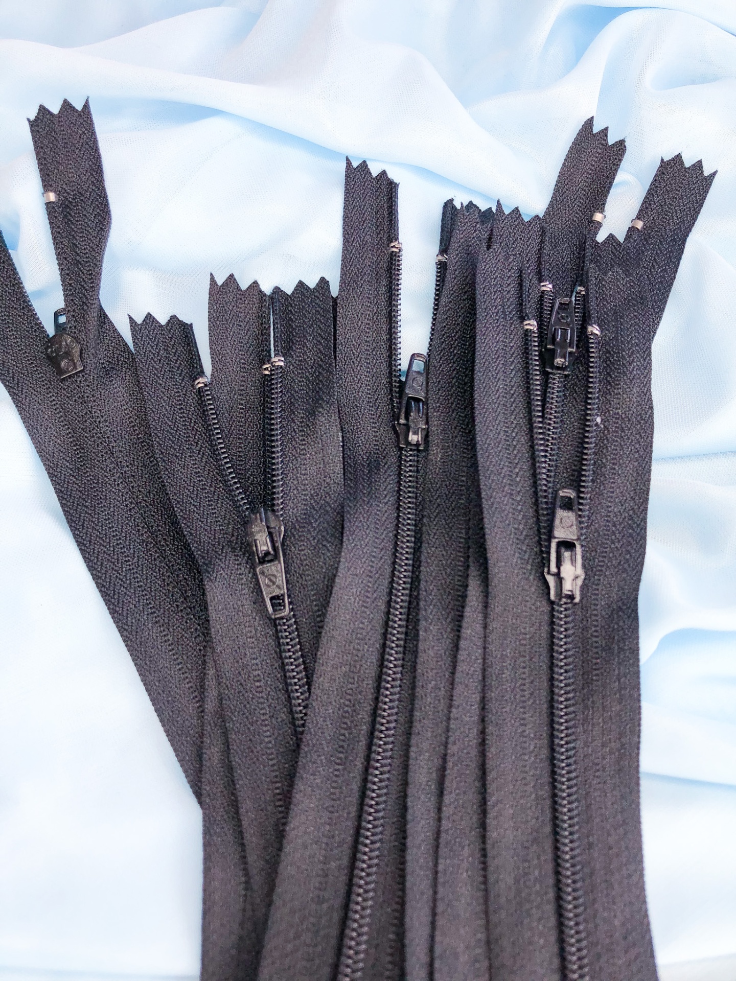 fechos éclair pretos sobre tecido azul claro