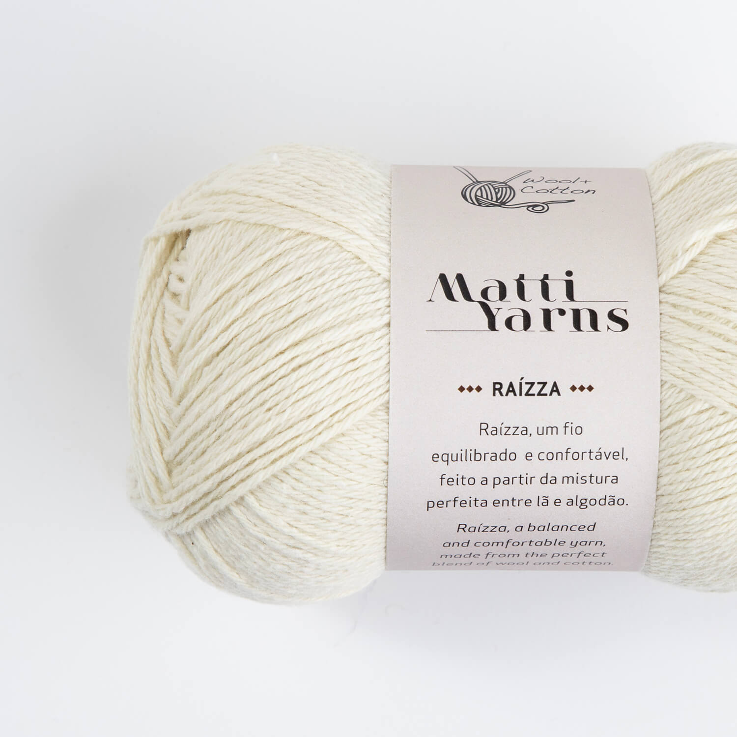 Novelo de fio bege claro com etiqueta da marca Matti Yarns e texto sobre o produto