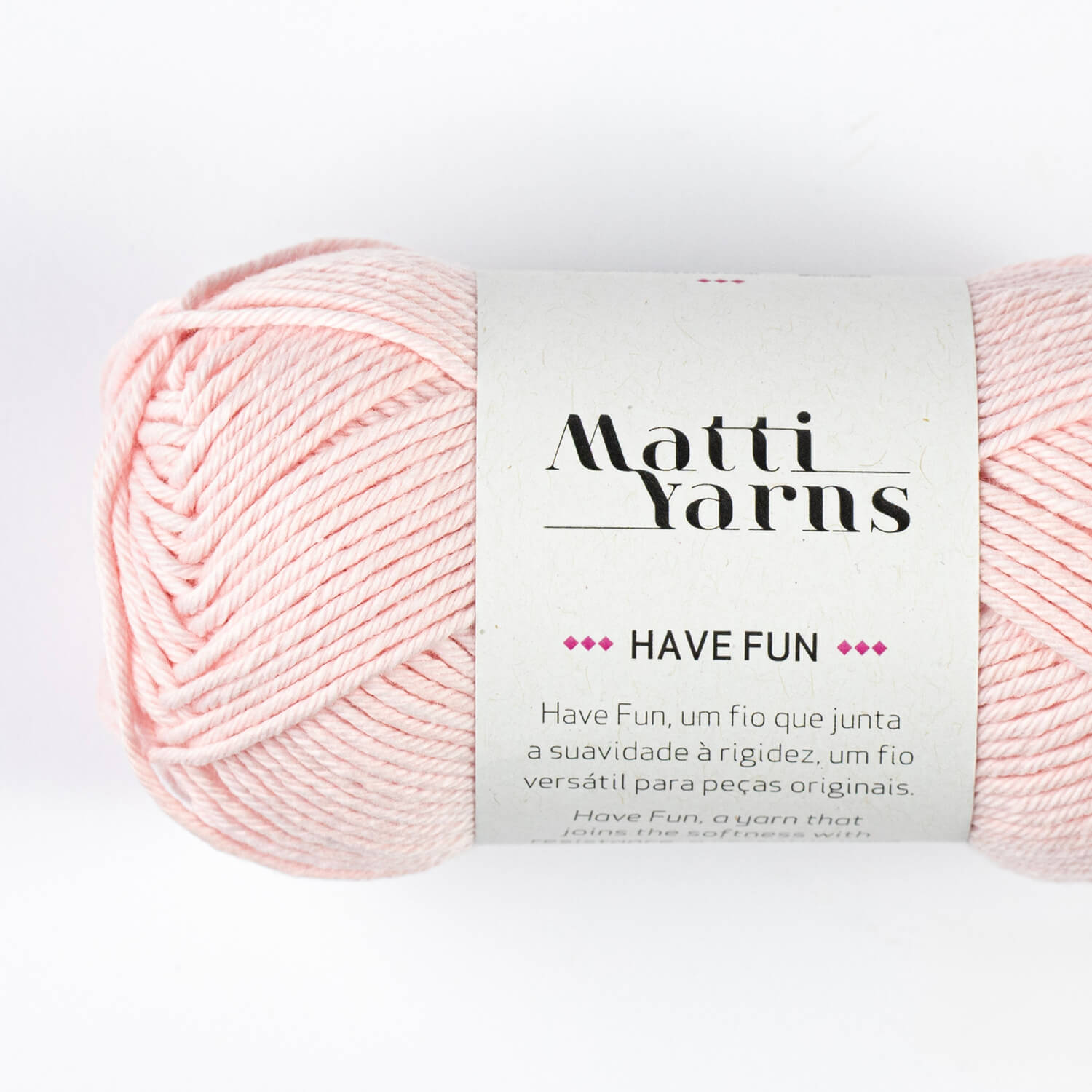 Novelo de fio rosa claro Matti Yarns com etiqueta branca