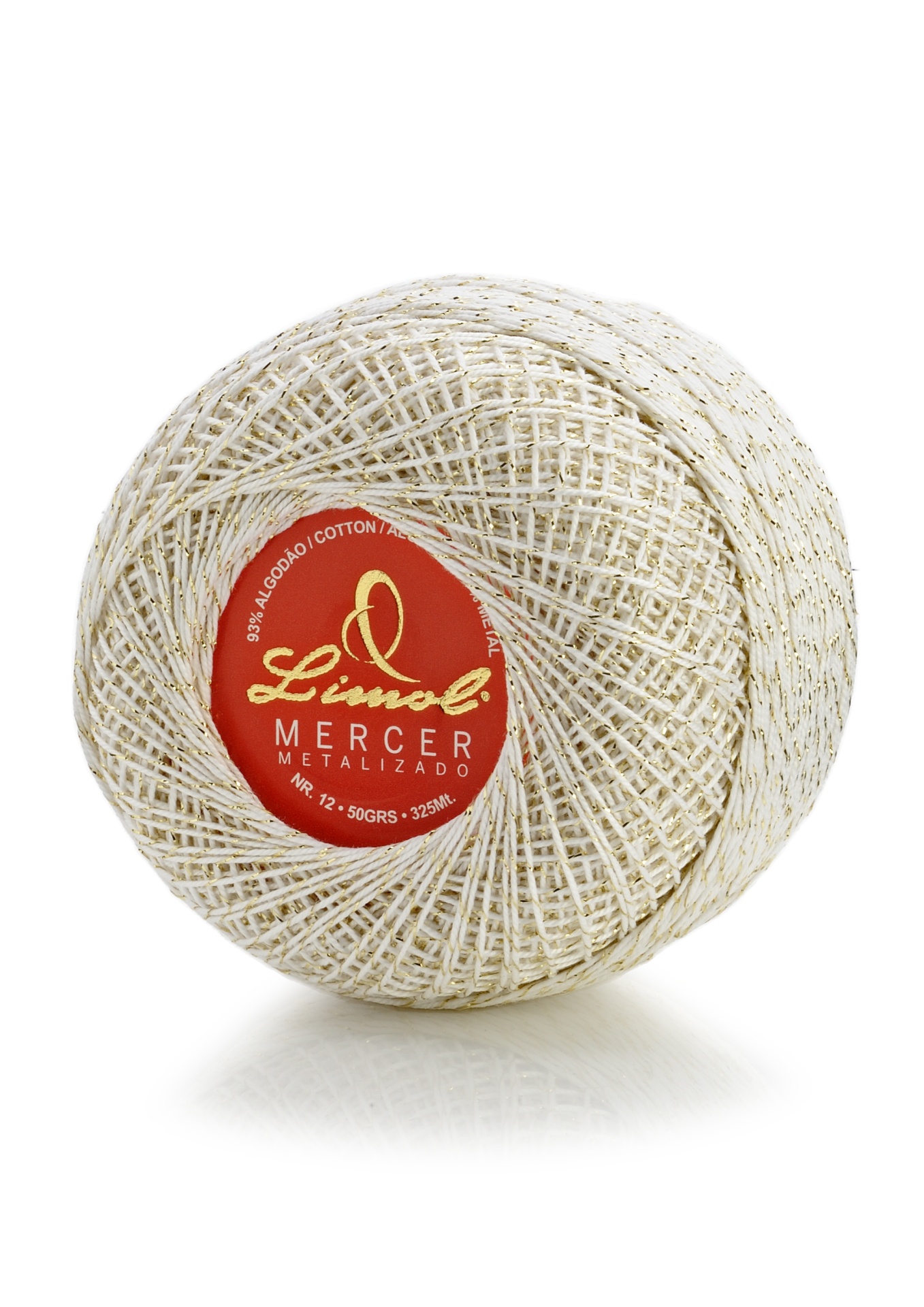 Rolo de linha branco com fios dourados com etiqueta vermelha