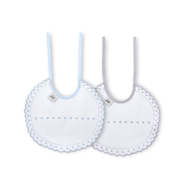 Dois babetes redondos brancos com bordas coloridas e pequenos pontos alinhados