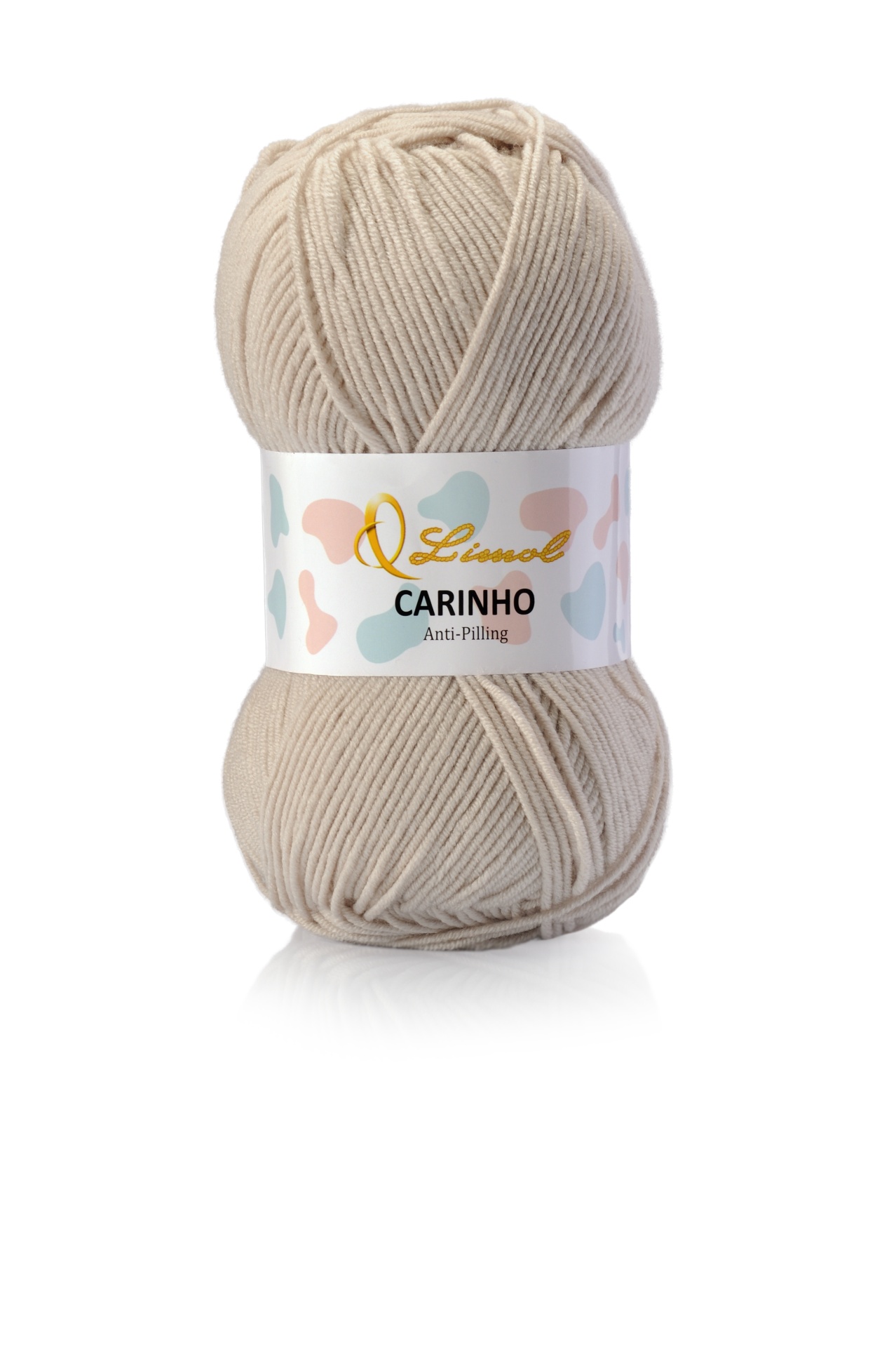 Novelo de lã bege claro com etiqueta branca e texto