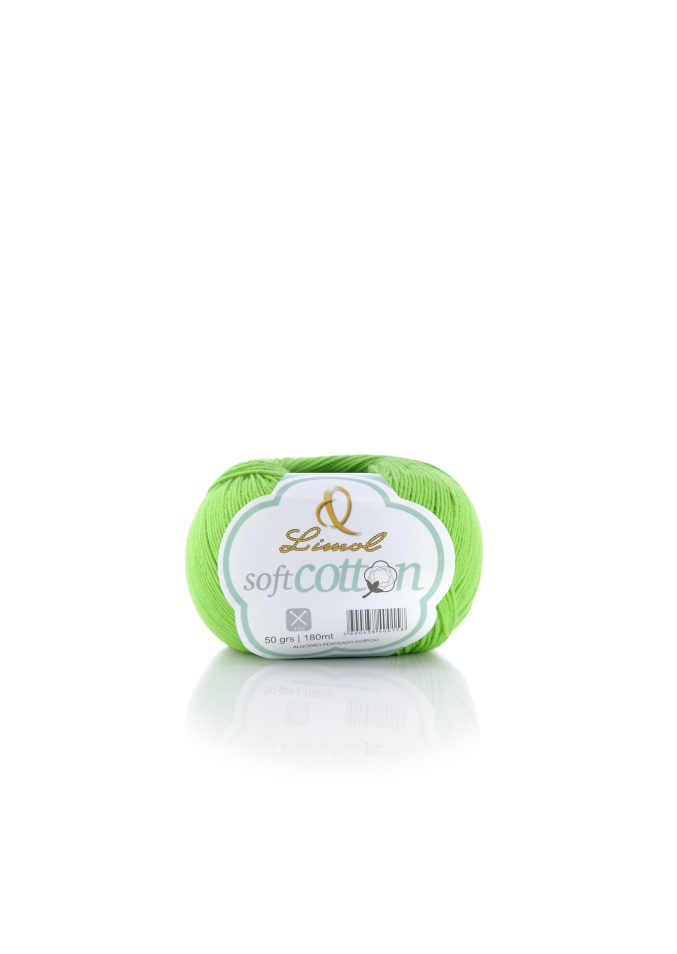 Novelo de fio de algodão verde com rótulo em fundo branco