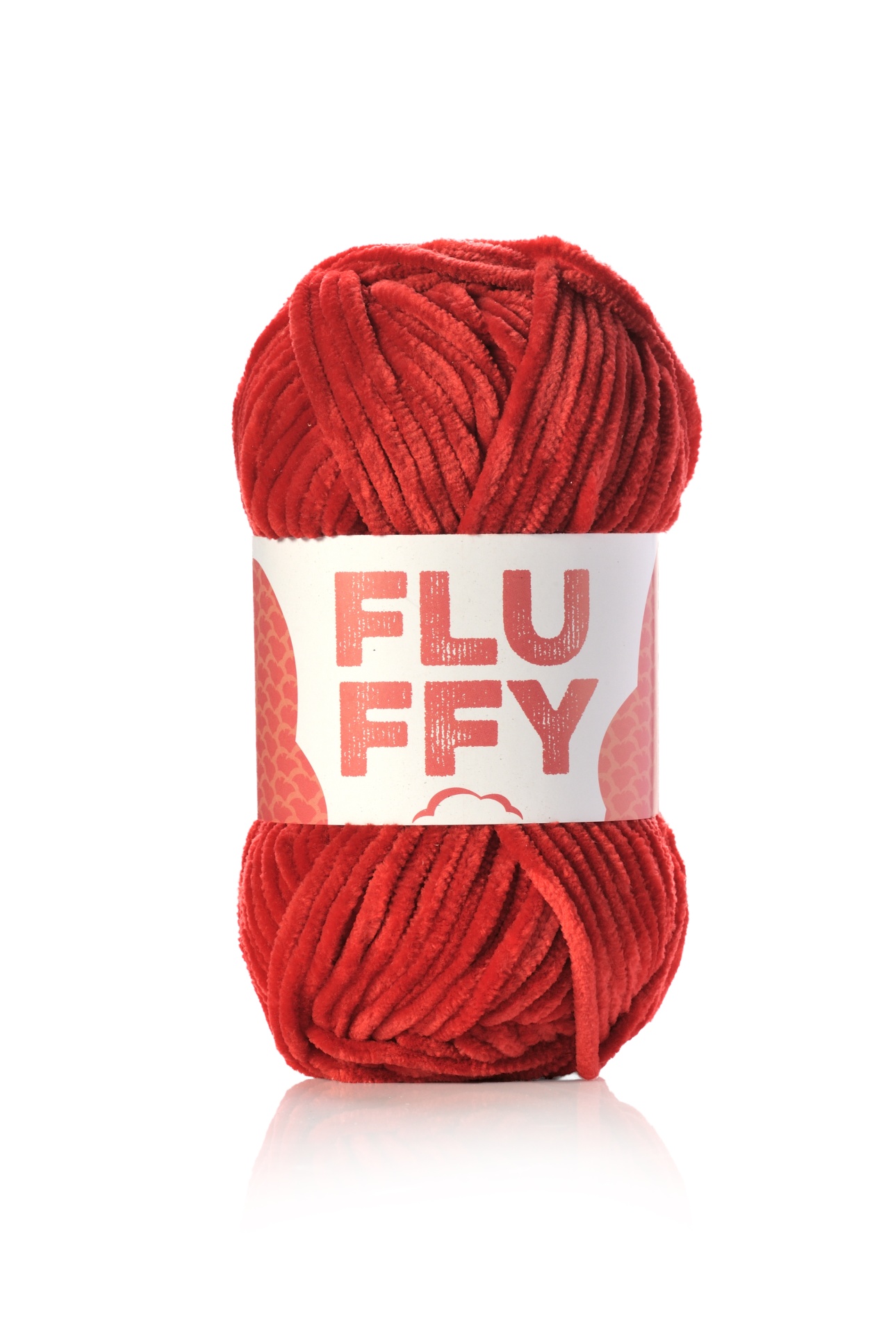 Novelo de fio vermelho grosso com etiqueta branca escrita FLUFFY