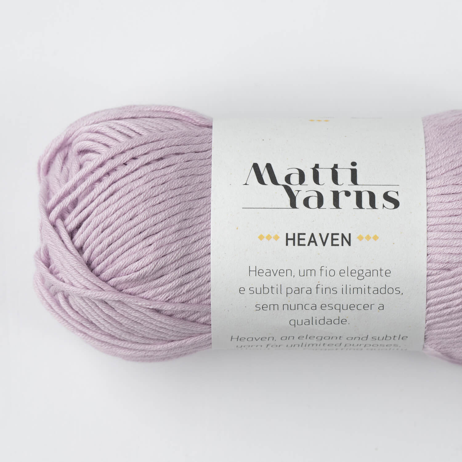 Novelo de fio lilás claro da marca Matti Yarns com rótulo branco