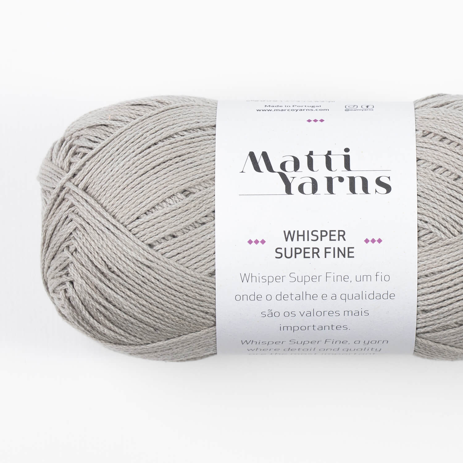 Novelo de fio cinzento claro da Matti Yarns com etiqueta branca