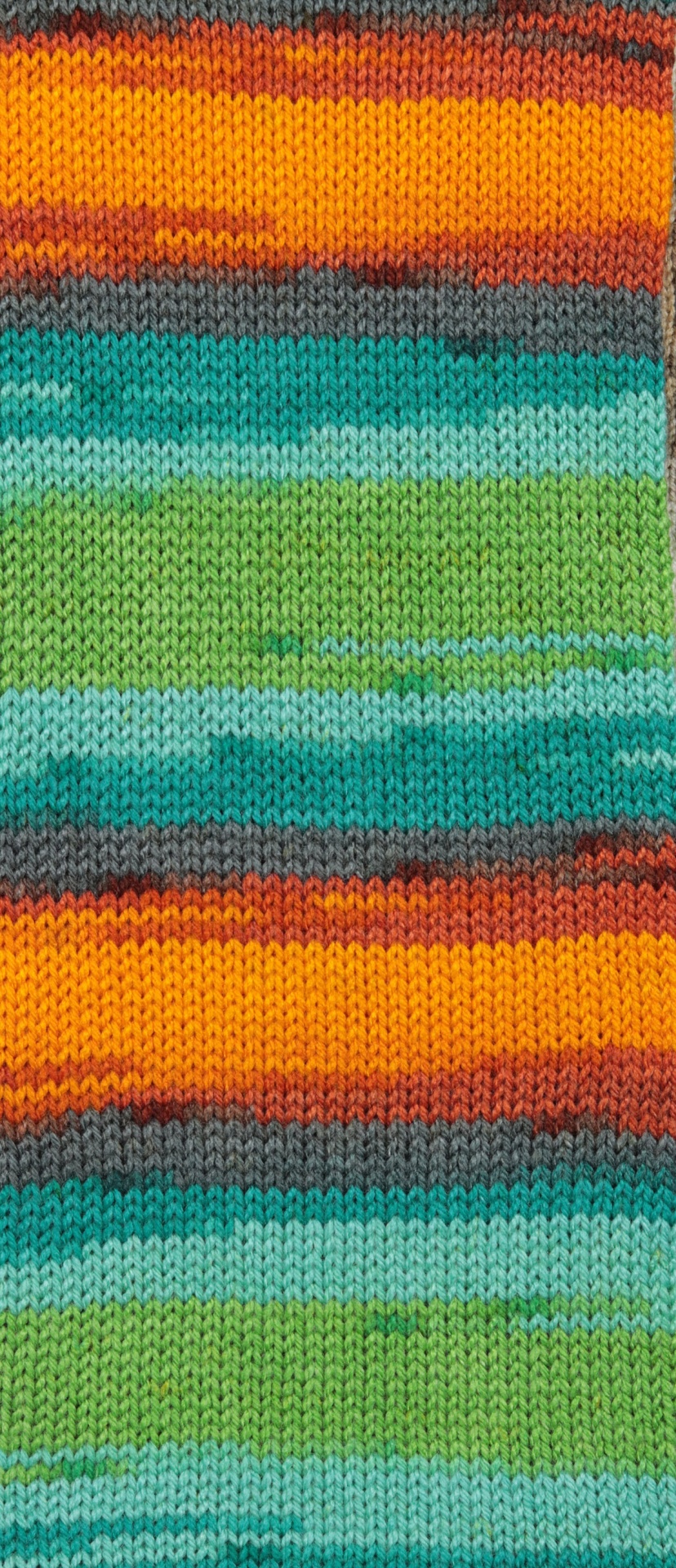 Pano de tricô colorido com riscas horizontais em várias cores