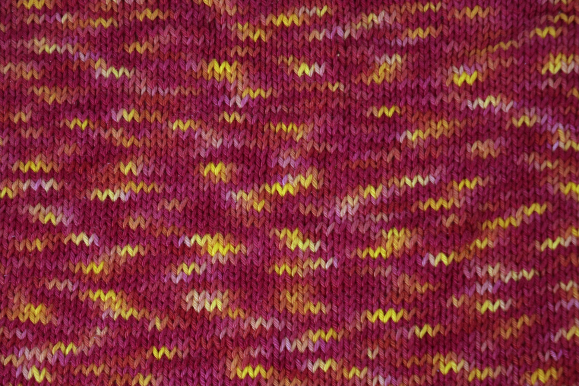 Pano de malha vermelho com detalhes amarelos e rosas