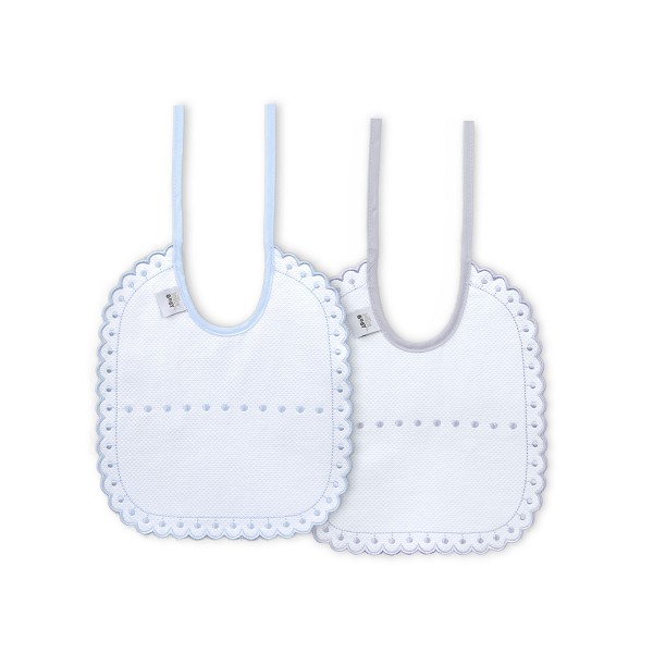 Dois babetes brancos de tecido com bordas onduladas e fita para amarrar