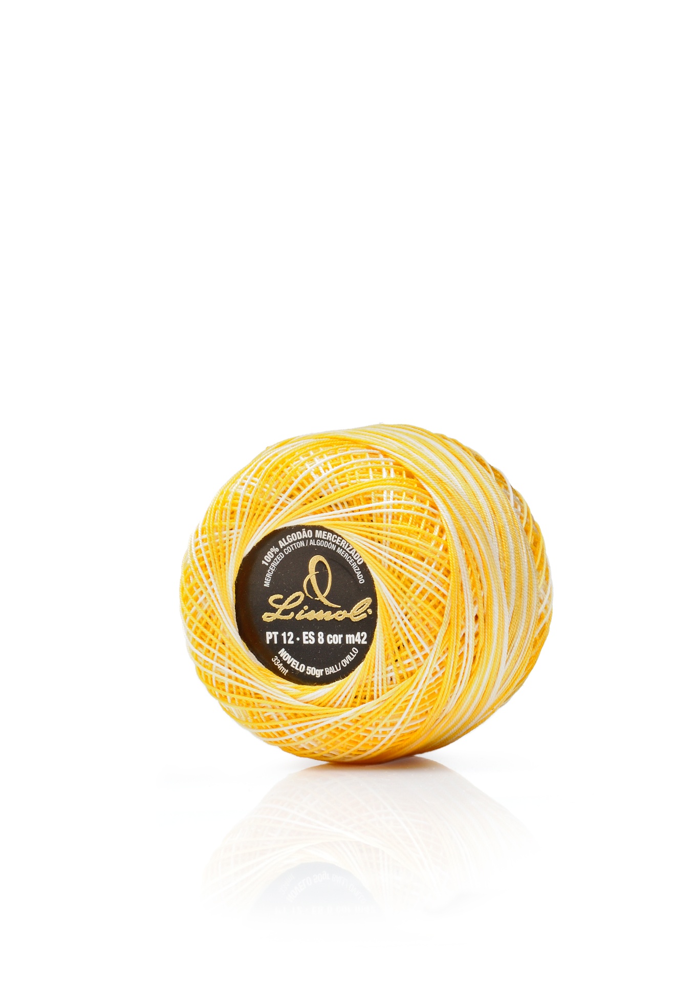 Novelo de fio amarelo e branco com etiqueta preta central em fundo branco