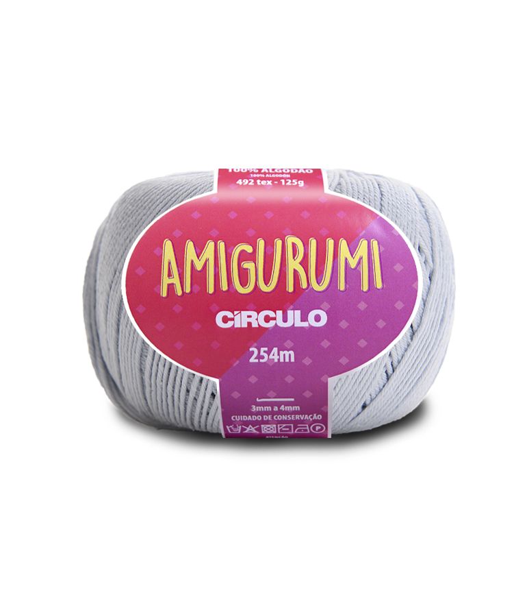 Novelo de fio branco para amigurumi com etiqueta colorida