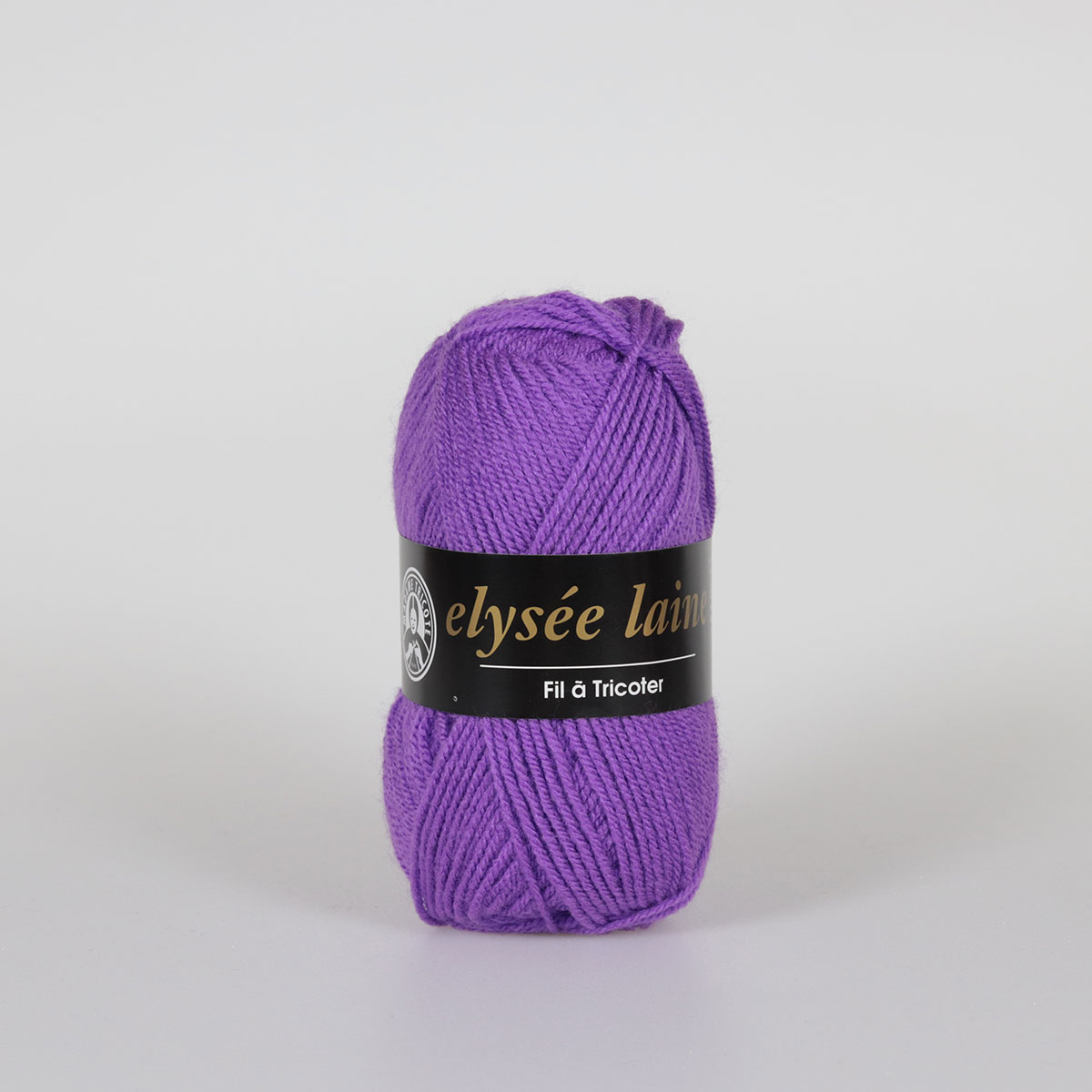 Novelo de fio roxo com etiqueta preta