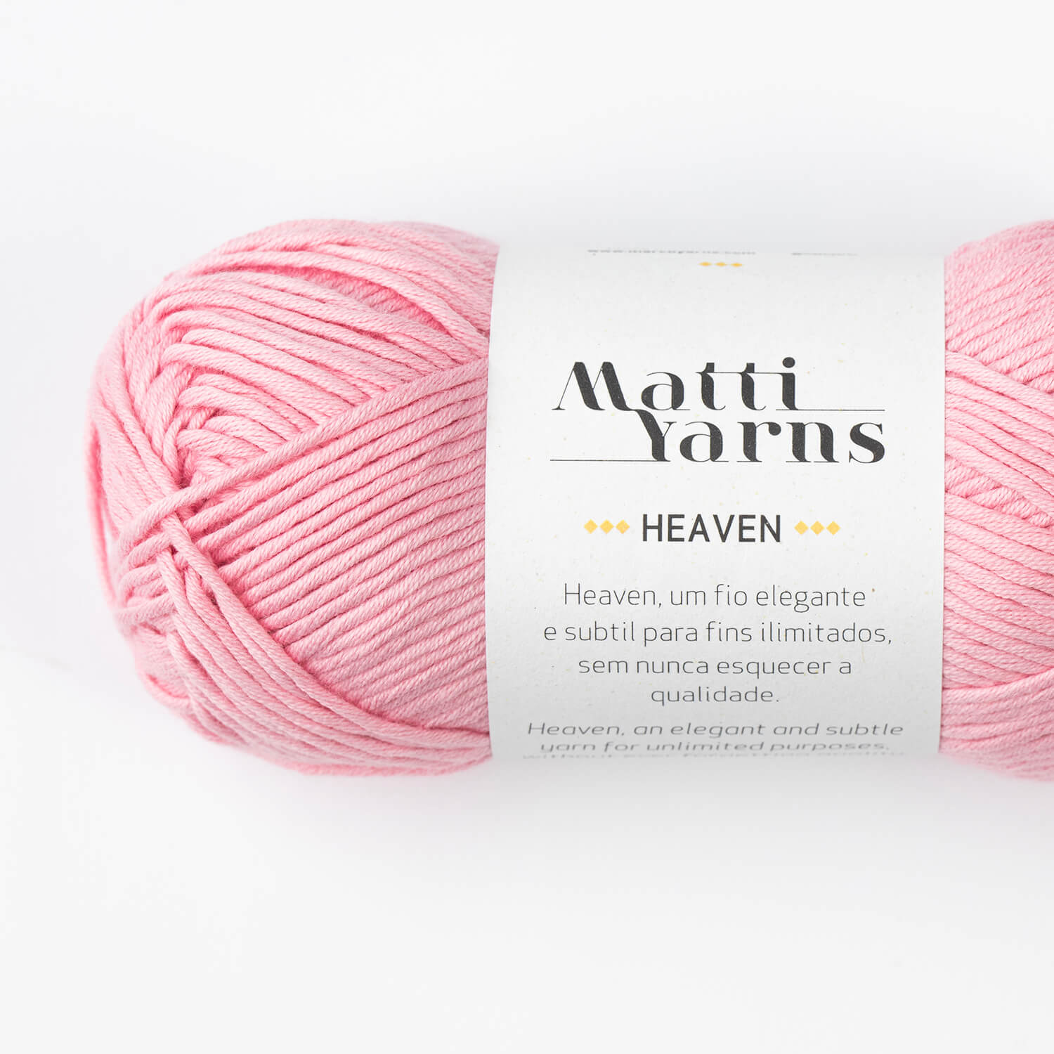Novelo de fio rosa claro com etiqueta branca 'Matti Yarns Heaven'