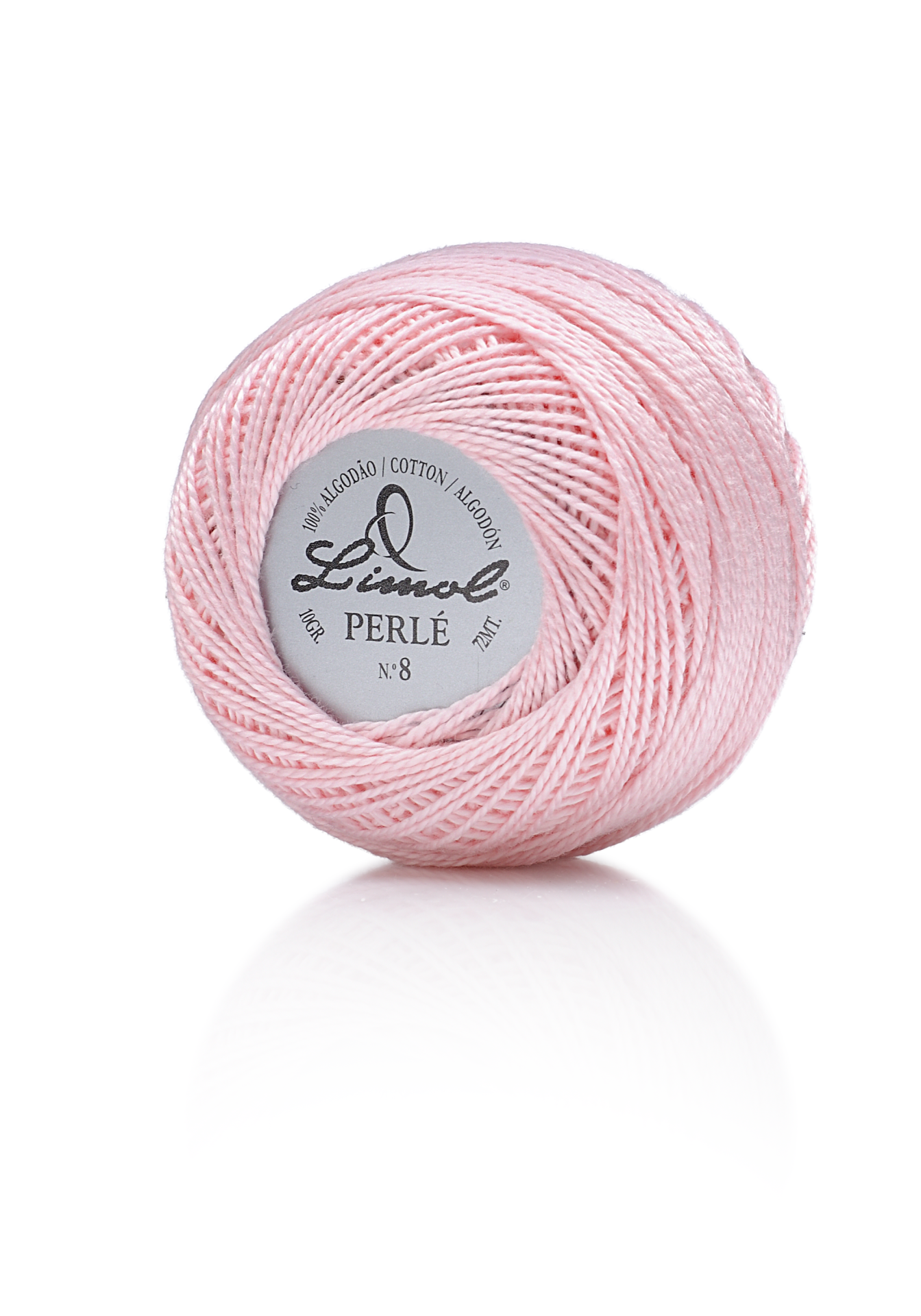 Novelo de linha cor-de-rosa claro com etiqueta central branca e texto