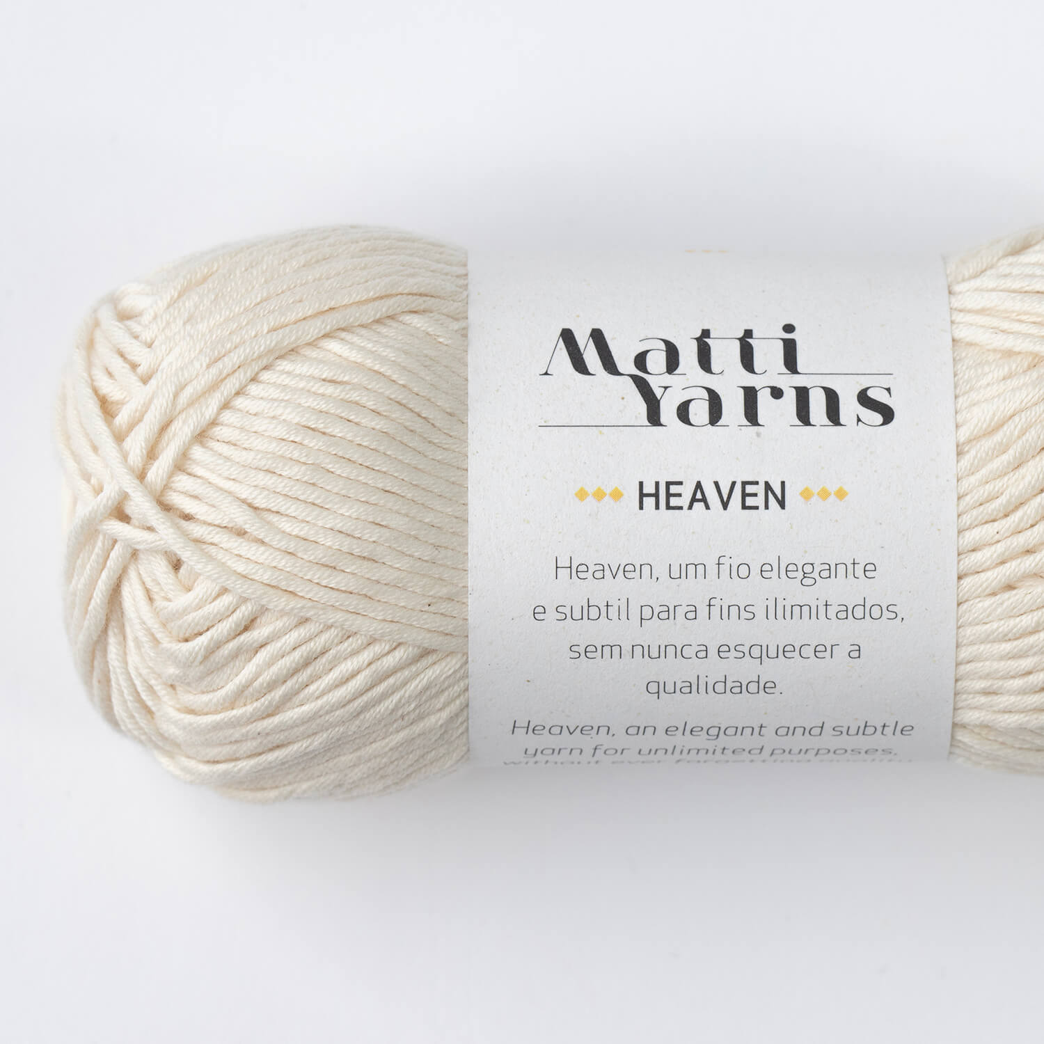 Novelo de lã creme claro Matti Yarns Heaven com etiqueta branca
