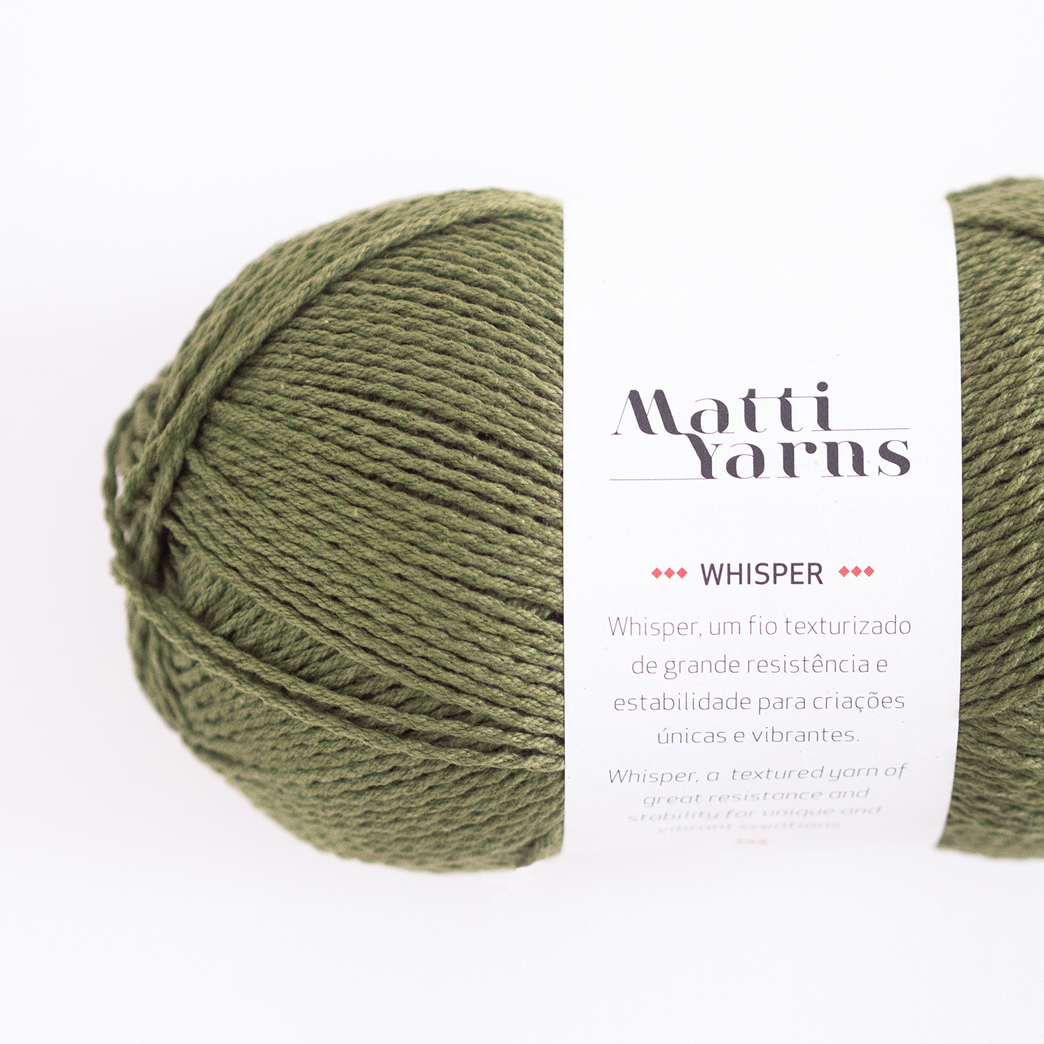 Rolo de fio de algodão verde musgo com rótulo branco da marca Matti Yarns