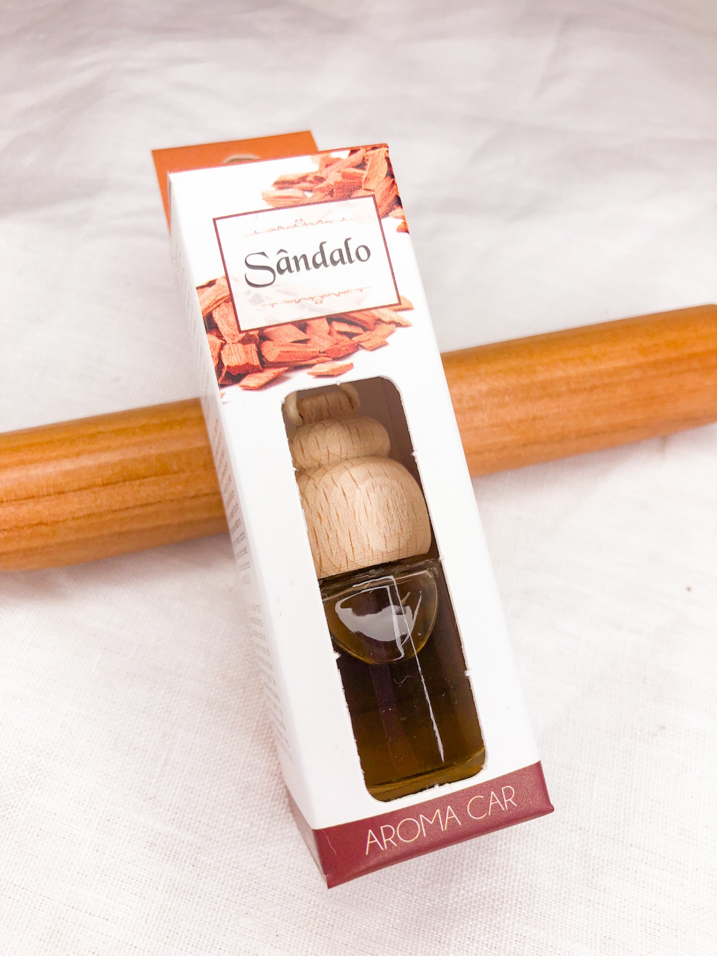 Frasco de aroma para carro com embalagem branca com texto 'Sândalo'