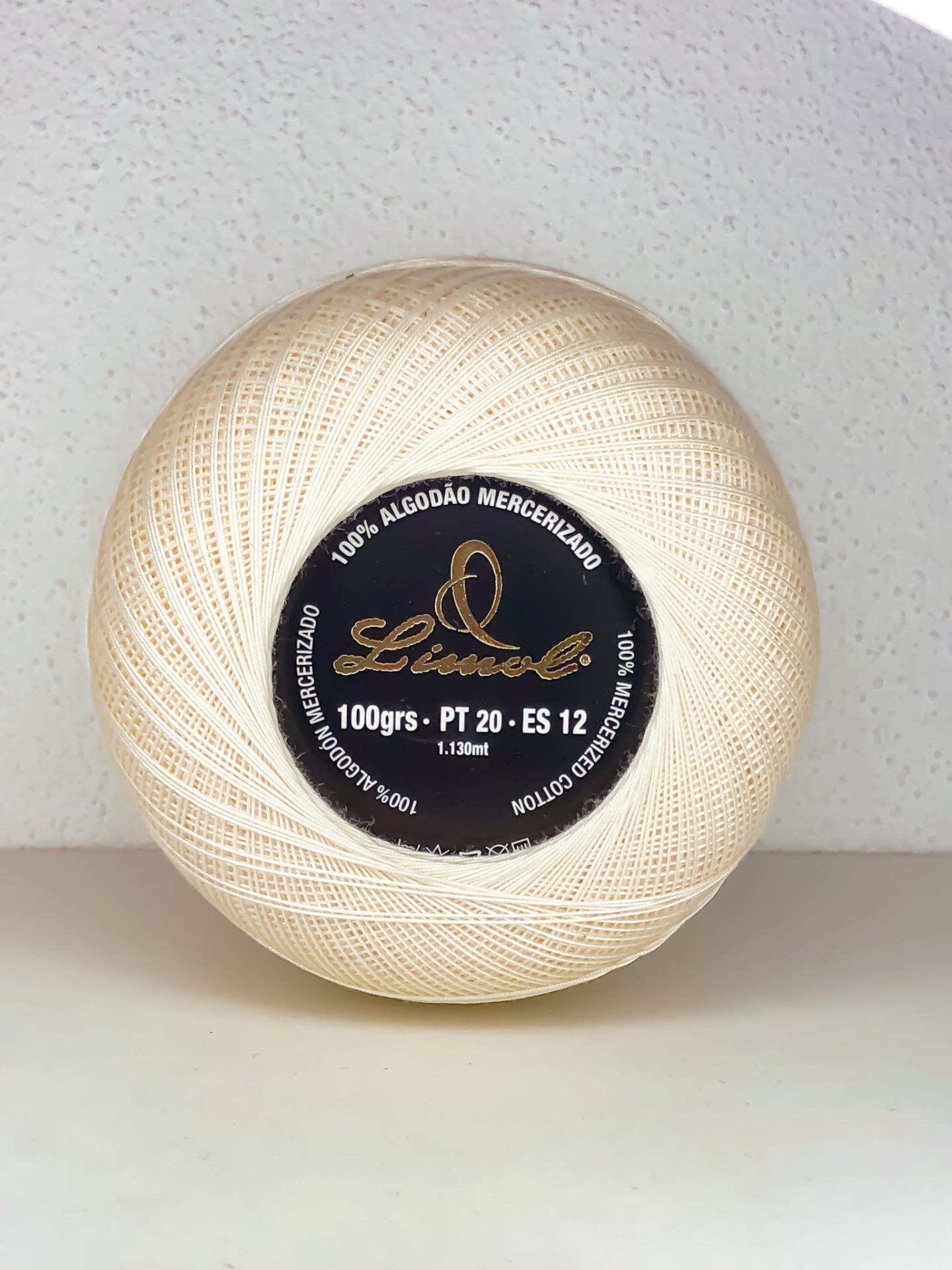 Rolo de linha cru em algodão mercerizado com etiqueta preta