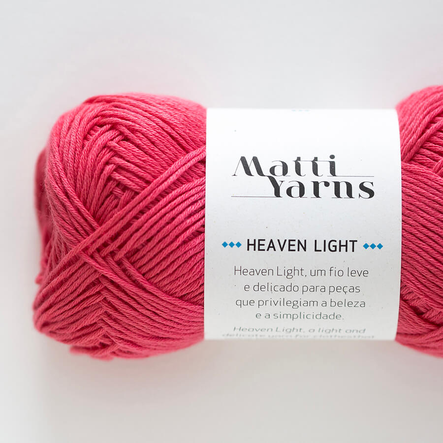 Novelo de fio cor de rosa Matti Yarns Heaven Light com rótulo branco