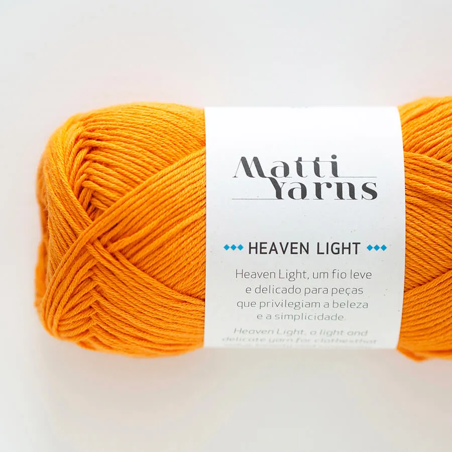 Novelo de lã laranja Matti Yarns Heaven Light com rótulo branco