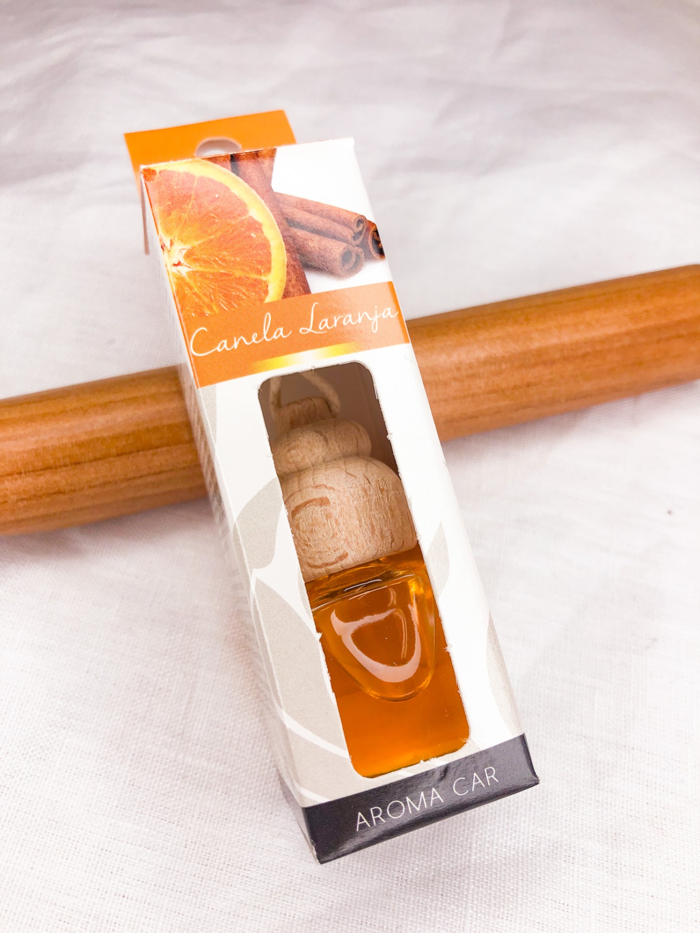 Frasco de aroma car com embalagem branca com design laranja e castanho