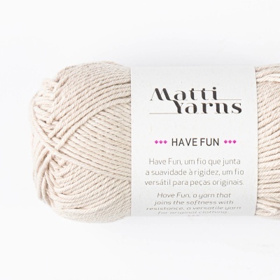 Novelo de fio bege claro com etiqueta da marca Matti Yarns e nome do produto HAVE FUN