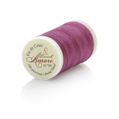 Rolo de linha para coser roxo com etiqueta branca