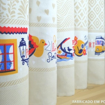Panos de cozinha com estampas coloridas e padrão creme fabricados em Portugal.