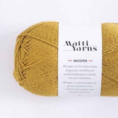 Novelo de fio mostarda Matti Yarns Whisper com etiqueta branca