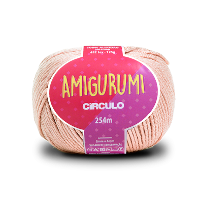 Novelo de fio cor de rosa claro com etiqueta rosa e roxa