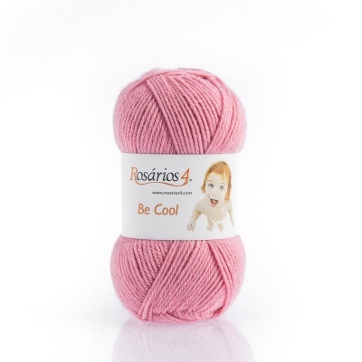 Novelo de lã rosa claro com etiqueta da marca Rosários 4 e texto Be Cool