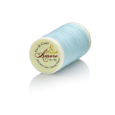 Rolo de linha azul claro para coser com etiqueta branca