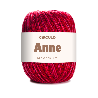 Barbante vermelho com etiqueta branca e texto