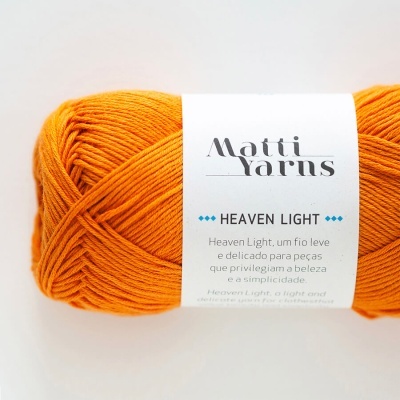 Novelo de fio laranja com etiqueta branca Matti Yarns Heaven Light