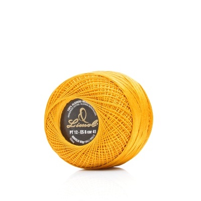 Novelo de linha amarela com etiqueta preta num fundo branco