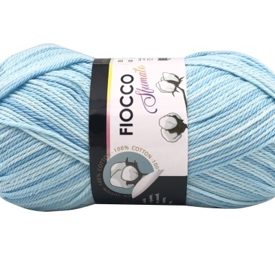 Novelo de fio azul claro de algodão com etiqueta branca