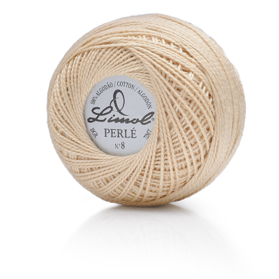 Novelo de linha de algodão bege claro com etiqueta branca