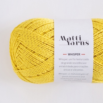 Novelo de fio amarelo texturizado Matti Yarns com etiqueta branca.