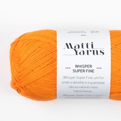 Novelo de fio laranja com etiqueta branca da Matti Yarns Whisper Super Fine