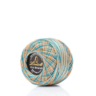 Bola de fio multicolorido com etiqueta preta no centro